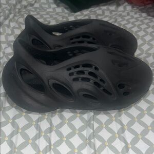 Yeezy foam runners black